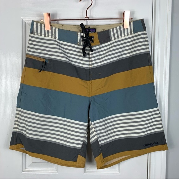 ⚡️Patagonia Men's M's Wavefarer Boardshorts Striped Size 34 - Picture 1 of 4